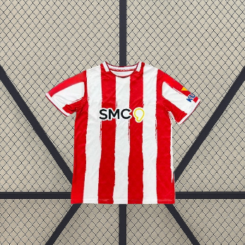 Camiseta Almería 26-27 local vista frontal de detalle con patrón rojiblanco, cuello redondo y paneles en contraste en las mangas