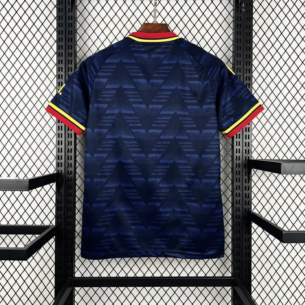 Camiseta Arsenal 26-27 visitante vista trasera en azul marino con patrón geométrico tonal y remates rojos y amarillos en cuello y mangas