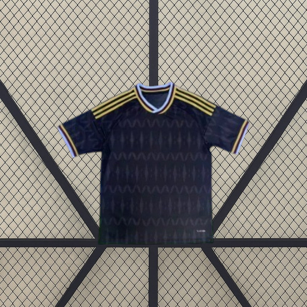 Camiseta Aston Villa 26-27 visitante vista frontal en azul marino con patrón tonal, detalles dorados en hombros y cuello en pico multicolor