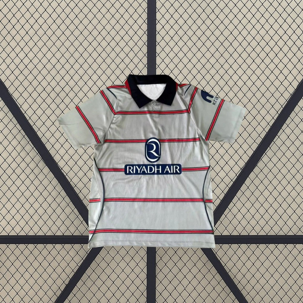 Camiseta Atlético de Madrid 26-27 3ª equipación extendida de frente con base gris, franjas horizontales y cuello tipo polo azul marino