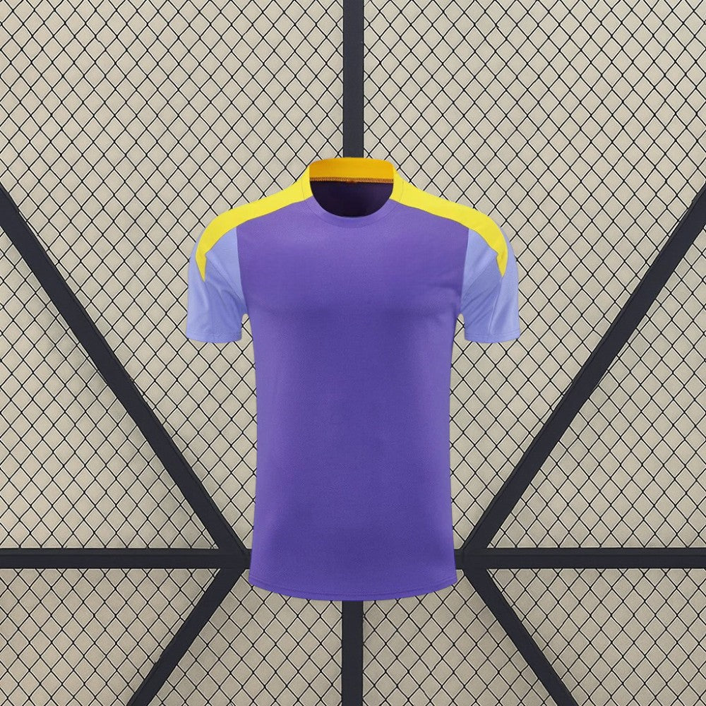 Camiseta Atlético de Madrid 26-27 de entrenamiento vista frontal en morado con mangas lila y paneles amarillos en los hombros