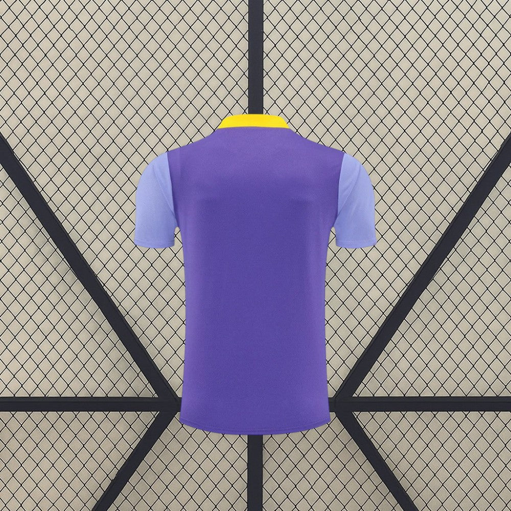 Camiseta Atlético de Madrid 26-27 de entrenamiento vista trasera en morado con mangas lila y detalle amarillo en cuello y hombros