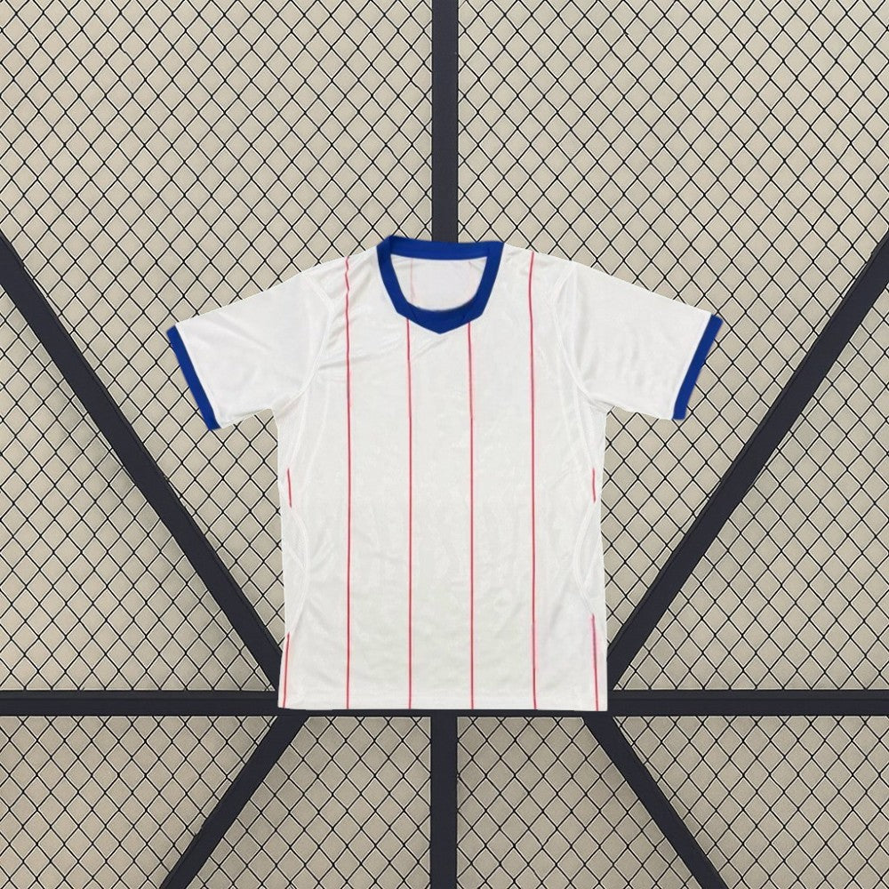Camiseta Chelsea 26-27 3ª equipación extendida de frente con base blanca, líneas rojas verticales y cuello azul
