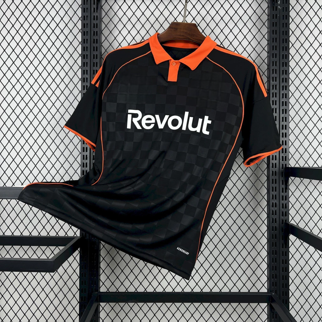 Camiseta Como 25-26 tercera equipación vista frontal en negro con cuello polo naranja y patrón tonal de cuadros