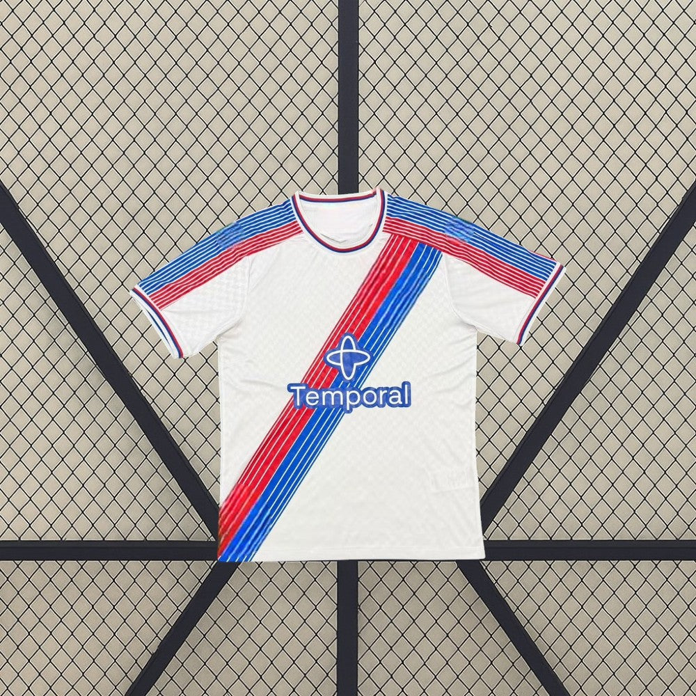 Camiseta Crystal Palace 26-27 local vista frontal completa con base blanca, diseño diagonal rojo y azul y textura tonal