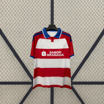 Camiseta Granada 26-27 local vista frontal con franjas horizontales rojas y blancas, cuello tipo polo azul y mangas a contraste