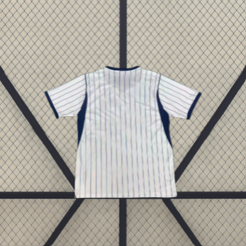 Camiseta Inter de Milan 26-27 visitante vista trasera en blanco con líneas verticales, cuello y puños azul marino y laterales oscuros