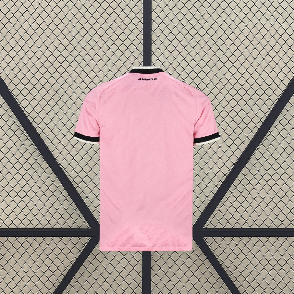 Camiseta Juventus 26-27 visitante vista trasera en rosa con patrón tonal, cuello oscuro y puños negros con detalle claro