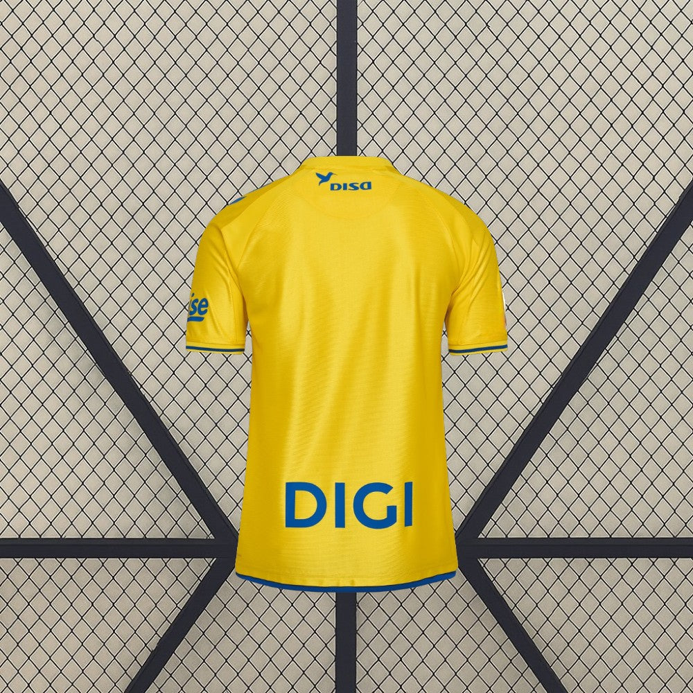 Camiseta Las Palmas 26-27 local vista de frente, con base amarilla, franja azul en el pecho y acabado de manga corta