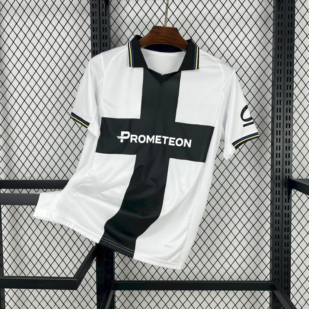 Camiseta Parma 25-26 local vista frontal en blanco con gran cruz negra y cuello tipo polo