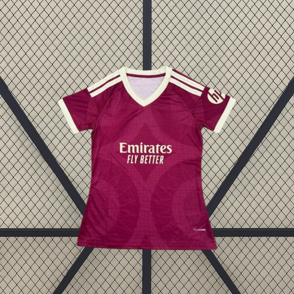 Camiseta R.M. 26-27 tercera equipación de mujer vista frontal en granate con detalles crema, cuello en V y patrón geométrico tonal