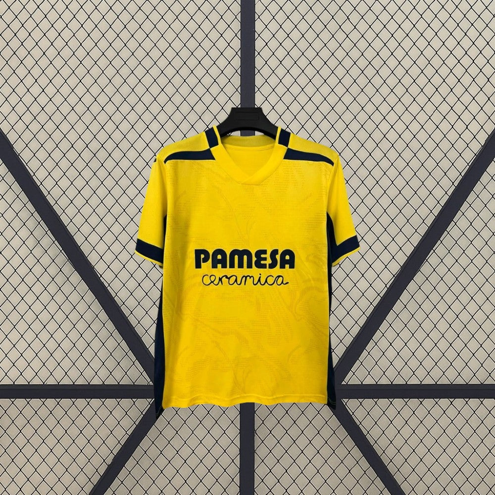 Camiseta Villarreal 26-27 local en amarillo con patrón tonal y detalles azul marino en hombros, mangas y laterales. Ideal para animar, vestir o coleccionar.