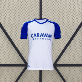 Camiseta Zaragoza 26-27 local vista frontal en blanco con mangas azules, hombros a contraste y cuello con ribete azul