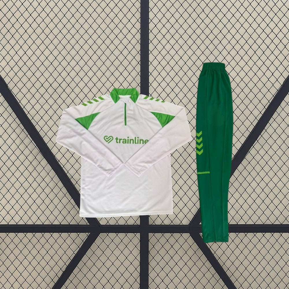 Chándal Real Betis 26-27 Modelo 1 con parte superior blanca de media cremallera, paneles verdes y pantalón largo verde