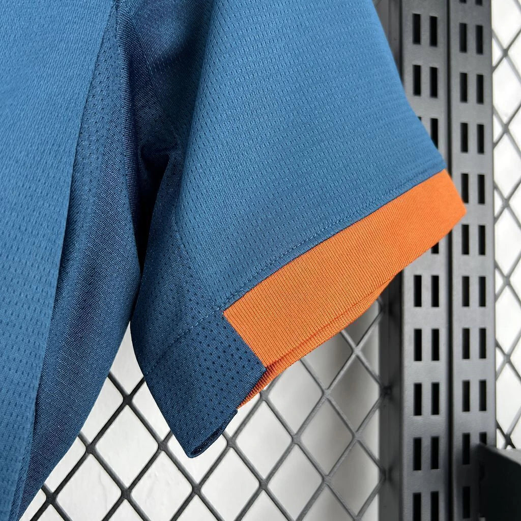 Detalle de la manga corta de la camiseta Valencia 26-27 visitante, con puño naranja y panel de tejido microperforado