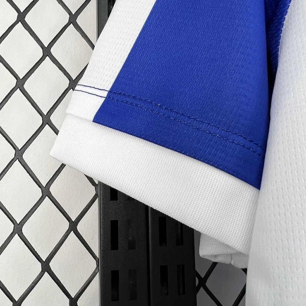 Detalle de la manga de la camiseta Porto 26-27 local con panel azul y remate blanco