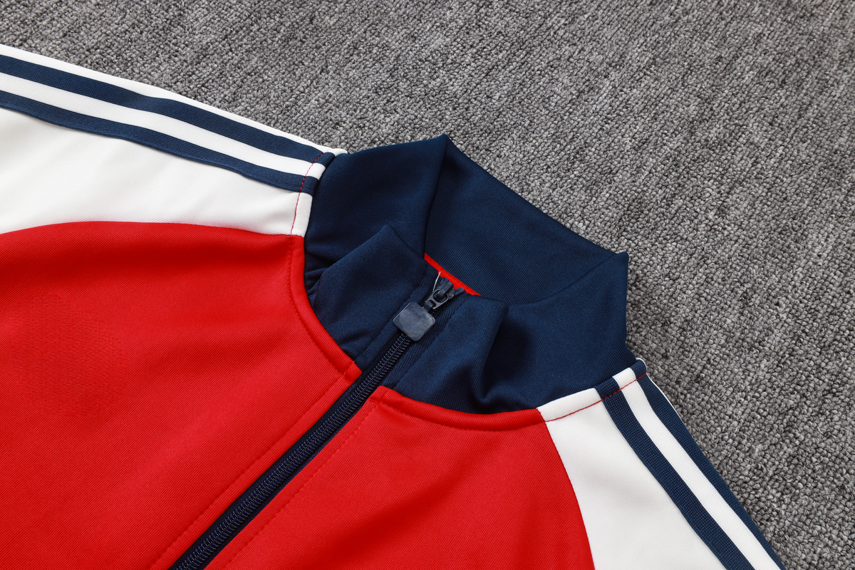 Detalle del cuello alto azul marino y cremallera completa de la chaqueta roja del chándal Arsenal 26-27 Modelo 1