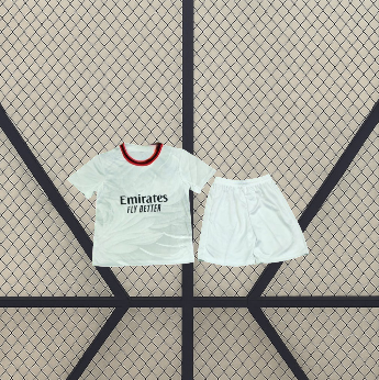 Equipación AC Milan 26-27 visitante para niño con camiseta clara de manga corta y pantalón corto a juego