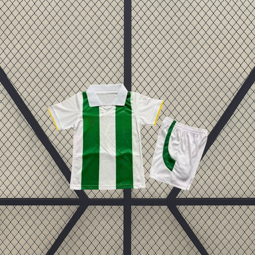 Equipación Córdoba 26-27 local infantil con camiseta blanca y verde de franjas verticales y pantalón blanco con detalle lateral verde