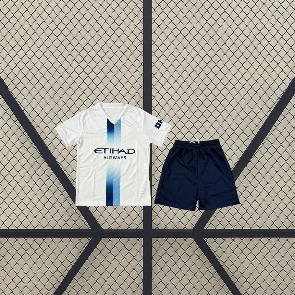 Equipación Manchester City 26-27 3ª de niño con camiseta blanca de franja vertical azul y pantalón azul marino
