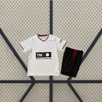 Equipación Valencia 26-27 local para niño con camiseta blanca de manga corta y pantalón negro con panel lateral granate