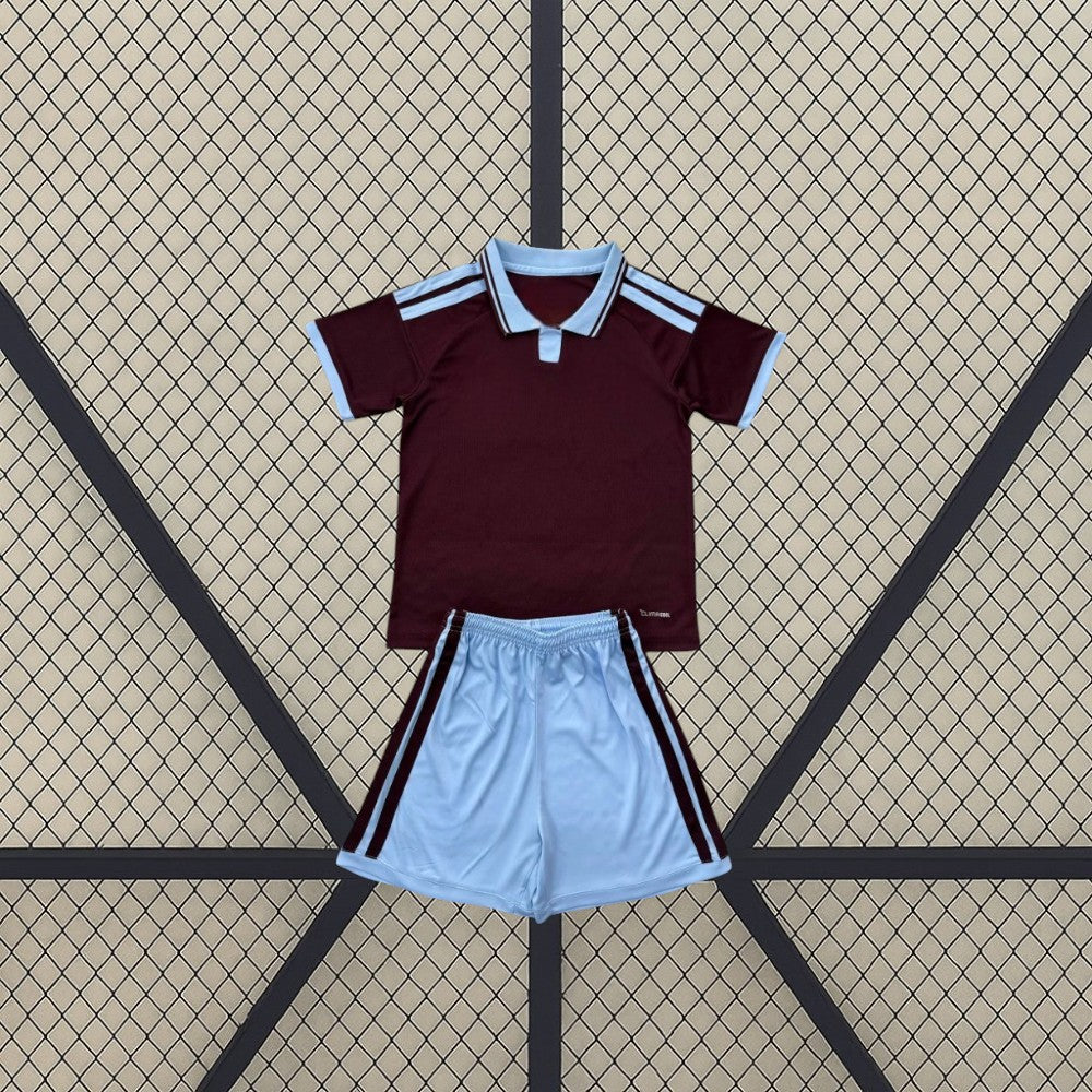 Equipación infantil Aston Villa 26-27 local en granate y azul celeste. Incluye camiseta y pantalón corto a juego, con detalle CLIMACOOL visible.