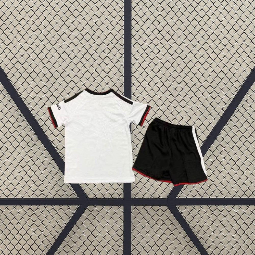 Equipación infantil Fulham 26-27 local vista trasera con camiseta blanca y pantalón negro con detalles blancos y rojos