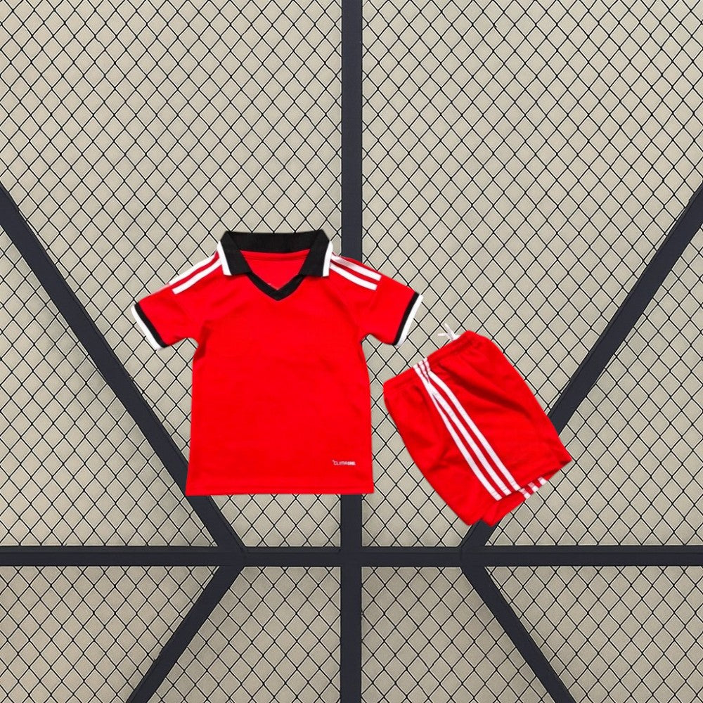 Equipación infantil Sevilla 26-27 visitante en rojo con camiseta de manga corta y pantalón, detalles blancos y negros