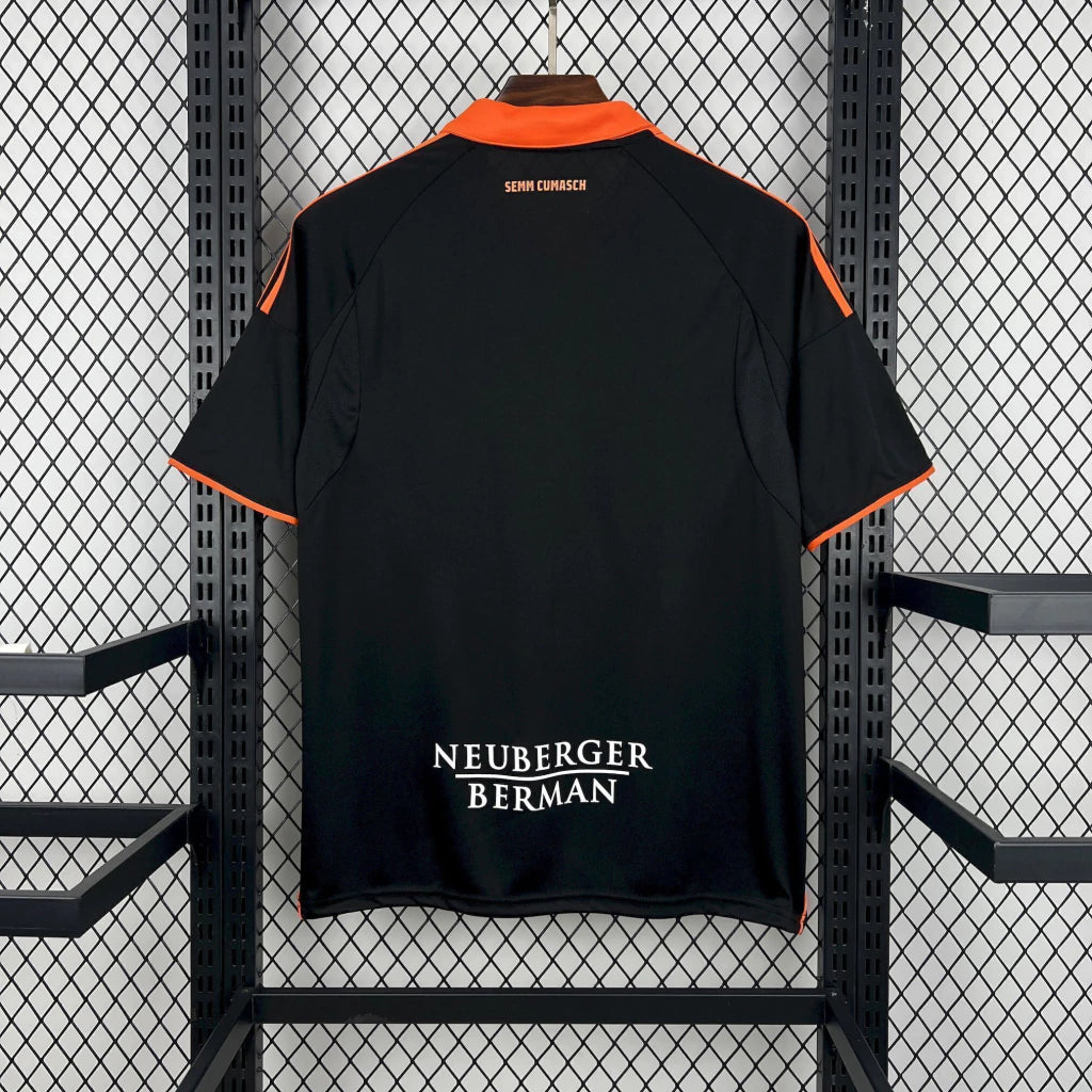 Espalda de la camiseta Como 25-26 tercera equipación en negro con cuello naranja y acabado liso