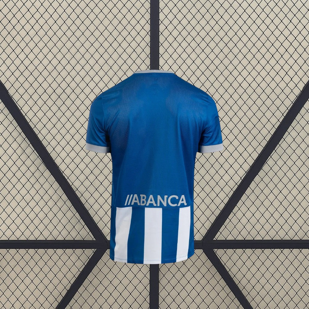 Espalda de la camiseta Deportivo La Coruña 26-27 local en azul con panel inferior de franjas azules y blancas