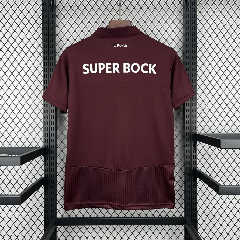 Parte trasera de la camiseta Porto 26-27 visitante en color granate con texto Super Bock en blanco