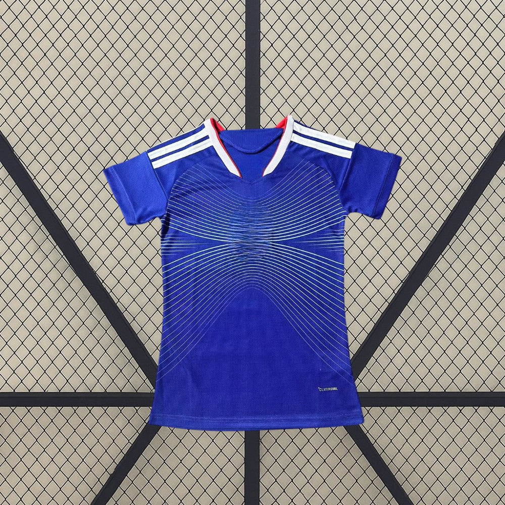 Vista frontal de la Camiseta Japón mujer 26-27 local Mundial 2026 en azul con líneas blancas y cuello con detalle rojo