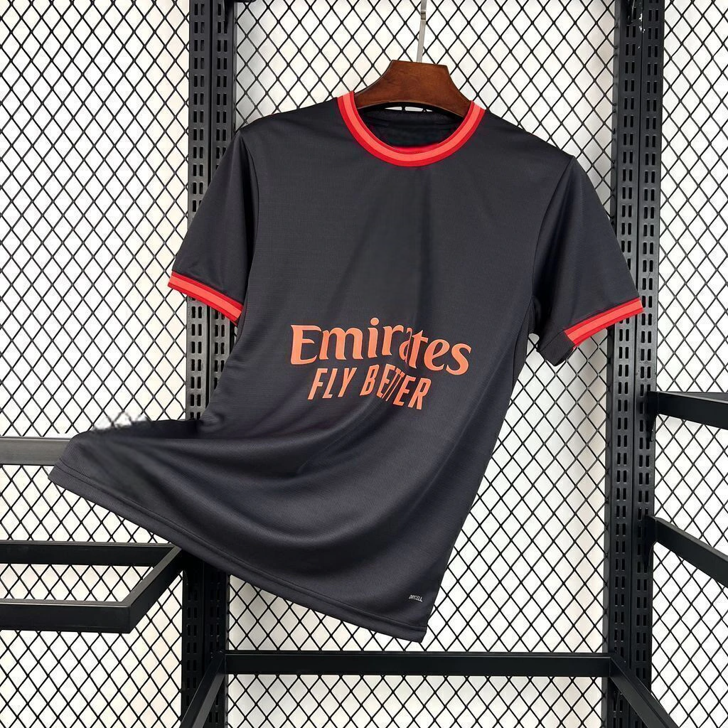 Vista frontal de la camiseta AC Milan 26-27 3ª equipación en negro antracita con cuello y remates de manga en tonos rojos