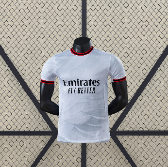 Vista frontal de la camiseta AC Milan 26-27 visitante versión Player en blanco hielo, con patrón tonal, cuello redondo y ribetes rojos y negros
