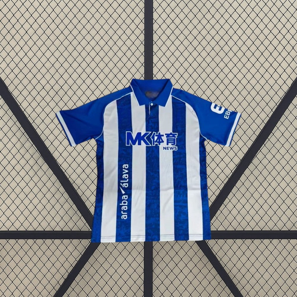 Vista frontal de la camiseta Alavés 26-27 local extendida, con diseño de rayas verticales azules y blancas y cuello polo azul
