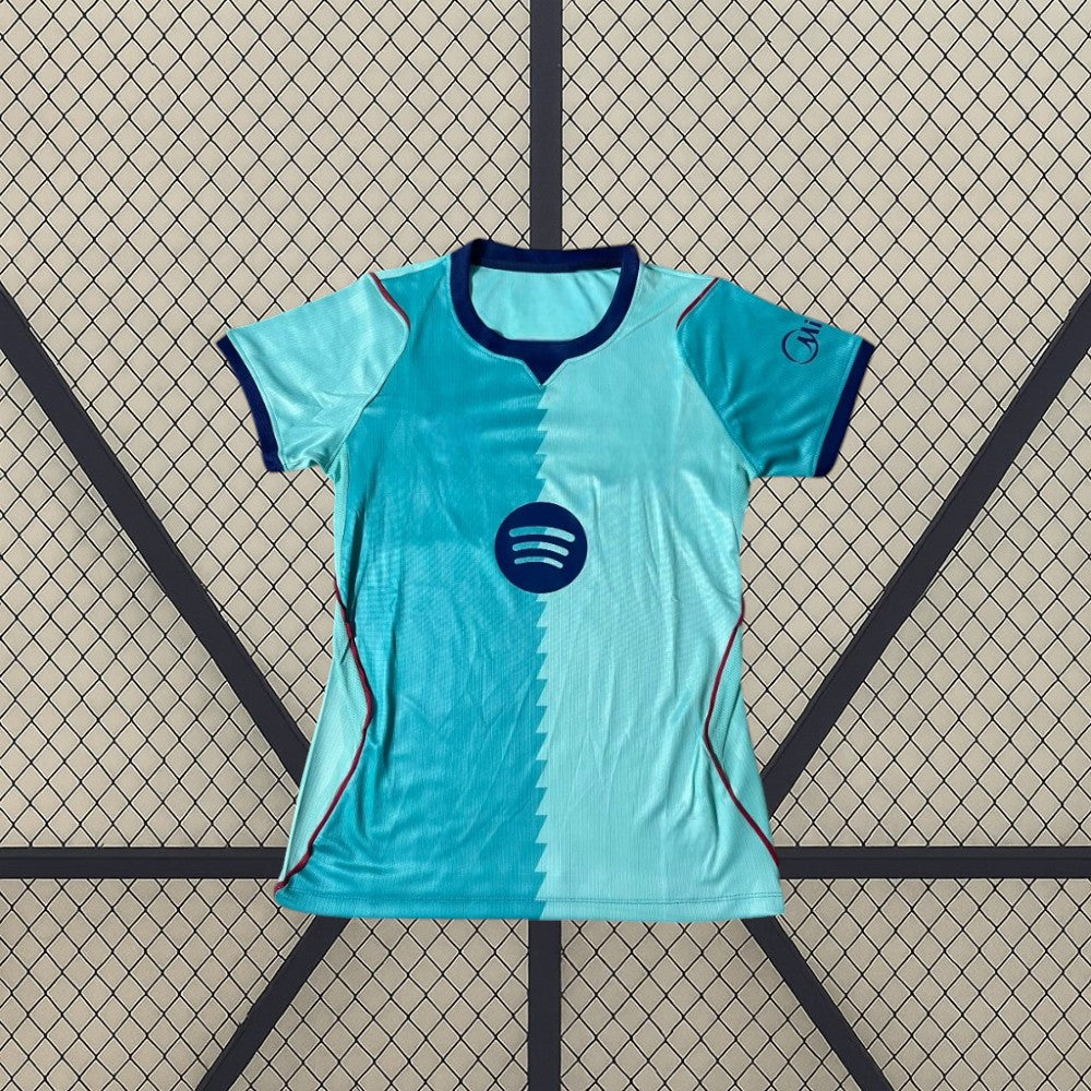 Vista frontal de la camiseta Barcelona 26-27 3ª equipación de mujer en turquesa con detalles azul marino y granates