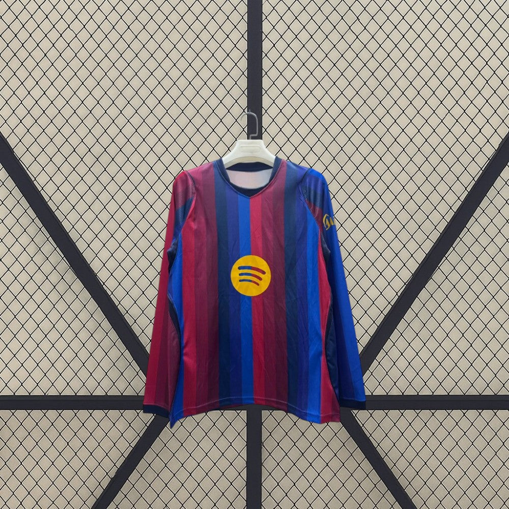 Vista frontal de la camiseta Barcelona 26-27 Local de manga larga con franjas verticales azules y granates