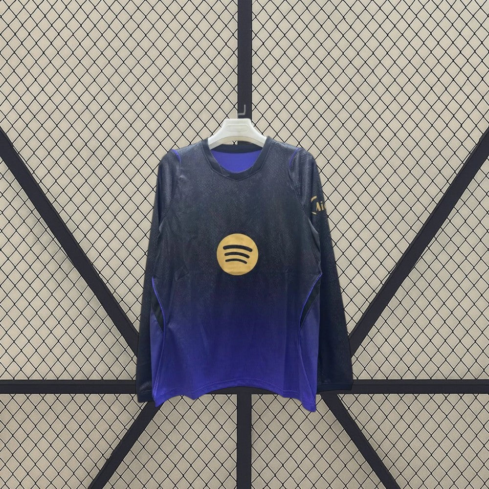 Vista frontal de la camiseta Barcelona 26-27 Visitante de manga larga con diseño oscuro, degradado morado y detalles violetas