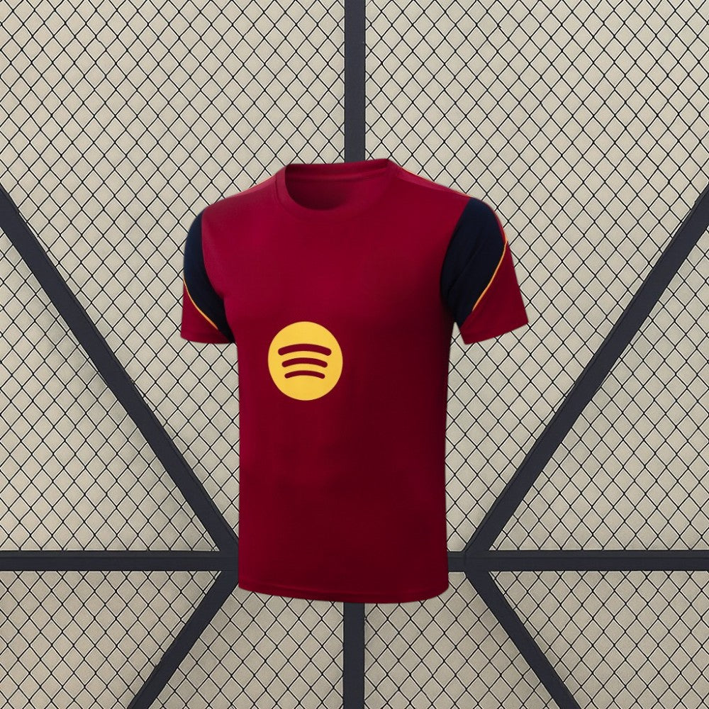 Vista frontal de la camiseta Barcelona 26-27 de entrenamiento en granate con paneles azul marino y detalles amarillos en los hombros