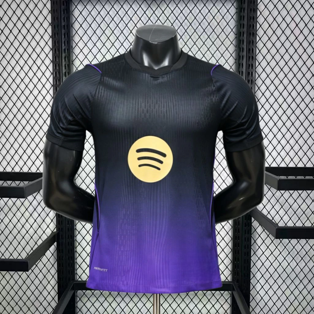 Vista frontal de la camiseta Barcelona 26-27 visitante versión Player con degradado negro y morado, cuello redondo y corte ceñido