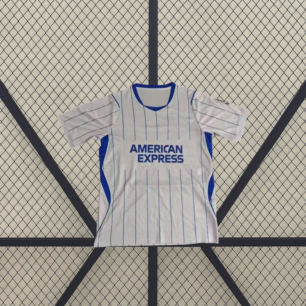 Vista frontal de la camiseta Brighton 26-27 Visitante blanca con finas líneas verticales azules, cuello redondo y paneles laterales azules
