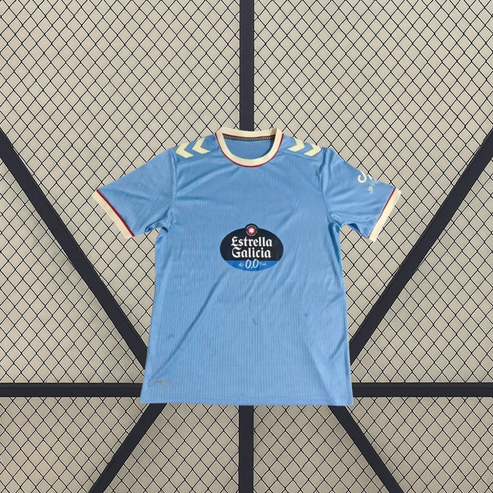 Vista frontal de la camiseta Celta de Vigo 26-27 local extendida, con base azul celeste y sutil patrón vertical tonal