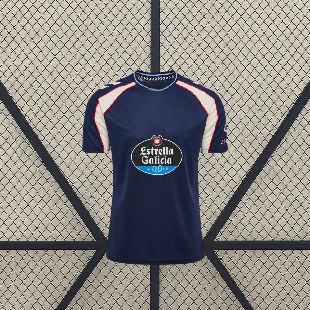 Vista frontal de la camiseta Celta de Vigo 26-27 visitante en azul marino, con paneles claros en hombros y mangas y detalles en rojo