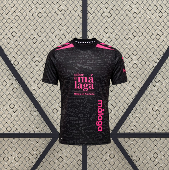 Vista frontal de la camiseta Malaga 26-27 tercera equipación en negro con detalles rosas, estampado tonal de texto y cuello redondo