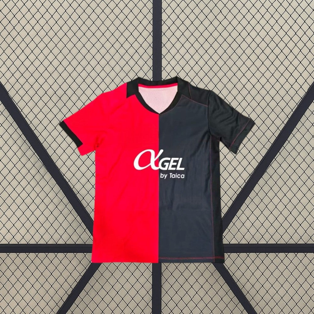 Vista frontal de la camiseta Mallorca 26-27 local extendida, con mitad roja y mitad negra y detalles oscuros en cuello y mangas