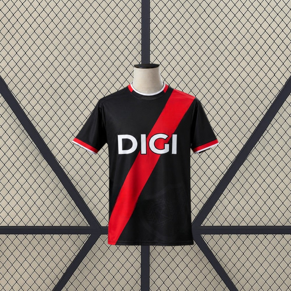 Vista frontal de la camiseta Rayo Vallecano 26-27 de portero negra con franja diagonal roja y detalles rojos y blancos
