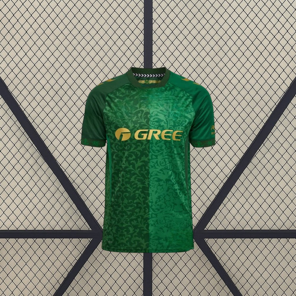 Vista frontal de la camiseta Real Betis 26-27 visitante en verde, con patrón ornamental tonal, cuello redondo y detalles dorados