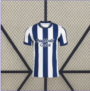 Vista frontal de la camiseta Real Sociedad 26-27 local con franjas verticales blancas y azul marino, cuello redondo y manga corta