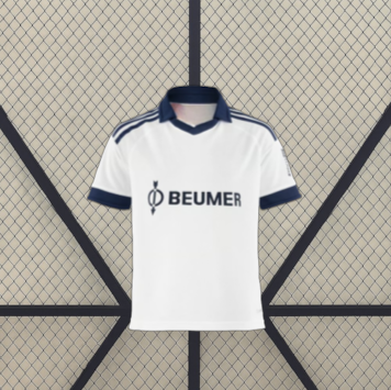 Vista frontal de la camiseta Schalke 26-27 visitante blanca con cuello azul marino, detalles en hombros y puños oscuros
