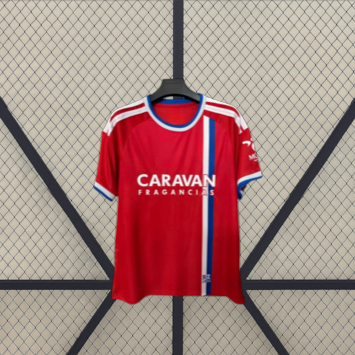 Vista frontal de la camiseta Zaragoza 26-27 visitante roja con franja vertical blanca y azul, manga corta y detalles azules y blancos